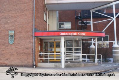 Huvudentrén till onkologiska kliniken i Lund 2010
Tidigare Jubileumskliniken i Lund.
Nyckelord: Entr;Onkologi;Onkologisk;Klinik;Jubileumsklinik;Lund;2010;Lasarettet;Universitetssjukhuset;SUS;USiL