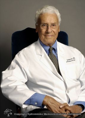 Claes Henrik Dohlman år 2007
Professor i oftalmologi vid Harvard Medical School i Boston (USA) och Massachussetts Eye and Ear Infirmary (MEEI). född 1922-09-11. Världsledande hornhinnespecialist, ursprungligen utbildad i Lund, där hans far Gösta var professor i öron- näsa- halssjukdomar.
Nyckelord: Claes;Henrik;Dohlman;2007;Harvard;Medical;School;Boston;Massachussetts;Eye;Ear;Infirmary;MEEI;Keratolog;Hornhinna;Ögon;Ögonsjukdom;Professor;Porträtt