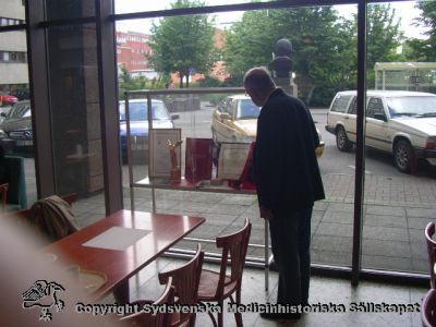 Försök år 2007 att intressera sjukhuschefen Bent Christensen för en medicinhistorisk utställning
Oidentifierad person (Olle Hammar?? Bengt Lindskog??) vid den tillfälliga glasmonter som ställdes upp i entréhallen 2007-0618 för att visa Bent Christensen hur det kuinde se ut. Han förblev ointresserad.
Nyckelord: 2007;Bent;Christensen;Sjukhuschef;USiL;Lund;Glasmonter;Monter;Entr