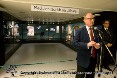 Invigning av smakprovsutställning vid entréhallen på centralblocket i Lund 2009
Regionrådet Rolf Tufvesson invigningstalar vid invigningen av den medicinhistoriska utställningen vid entréhallen på Universitetssjukhuset i Lund. Berndt Ehinger i bakgrunden.
Nyckelord: Medicinhistoriskt;USiL;Lasarettet;Universitetssjukhuset;Lund;2009;Lund;Rolf;Tufvesson;Berndt;Ehinger;Andersson;Utställning