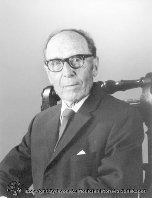 Överläkare Einar Andersson vid sin pensionering 1966
Einar Andersson blev 1940 Hallands förste ögonläkare. Han var en skicklig konstnär, och var på 1930-talet en mycket framträdande tecknare i studenttidningen Lundagård. Foto på ögonkliniken i Halmstad.
Nyckelord: Einar;Andersson;Halmstad;Ögon;Ögonläkare;Överläkare;Porträtt;1966