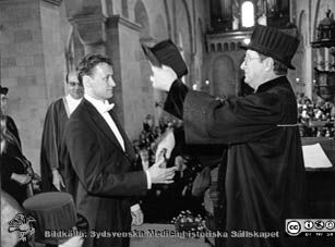 Doktorspromotion i Lunds domkyrka 1998, Mats och Berndt Ehinger
Berndt Ehinger (f. 1937) promoverar sin son Mats (f. 1962) till medicine doktor den 29/5 1998 i Lunds domkyrka. Fil 990206c.tif.
Nyckelord: Professor;Promotion;Domkyrka;Lund;Universitet