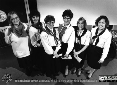 Mötesvärdinnor på Forskningens Dag 1991
Värdinnorna på Forskningens Dag 1991. Foto från Fernströmsstiftelsen. Från vä: Annika Söderqvist, Eva Björkbom, Agneta Jacobsson, Lillian Andersson, Maria Rissler, Monika Vikingsson.
Nyckelord: Lasarettet;Lund;USiL;Universitetssjukhus;Symposium;Forskning