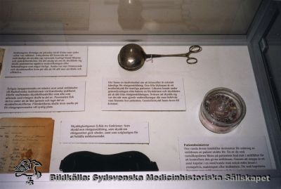 Medicinhistoriska museet i Lund. Röntgenutställning på 1990-talet
Röntgenutställningen, Medicinhistoriska Museet i Lund. Foto på 1990-talet. Srålskydd.
Nyckelord: Medicinhistoriskt;Museum;Lund;Utställning;Röntgen;Radiologi;Strålskydd