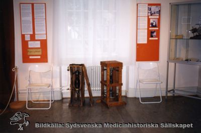 Medicinhistoriska Museet i Lund, Röntgenutställning
Två röntgenrör i förvaringslådor av trä. Foto på 1990-talet. 
Nyckelord: Medicinhistoriskt;Museum;Lund;1990-talet;Radiologisk;Röntgen;Radiologi;