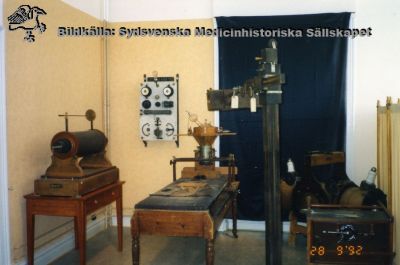 Utställning av gammal röntgenutrustning
Röntgenutrustning från 1900-talets första decennum. Röntgenutställningen, Medicinhistoriska Museet i Lund. Foto 28/9 1992. 
Nyckelord: Lund;Röntgen;Radiologi;Utrustning;Kapsel 11;Medicinhistoriskt;Museum;1992