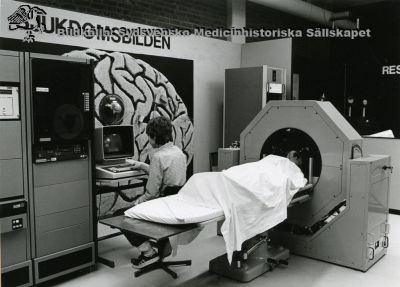 Positronkamera på en utställning nära sekelskiftet 1900
Positronkamera för strålningsbilder i hjärnan. Utställningsfoto
Nyckelord: Sjukdomsbilden;Positronkamra;Utställning;Reklam;Hjärnan;Kapsel 11