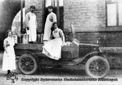 Utkörning av matkantiner med lasarettets första bil i Lund, 1920-talet.
Påskrift: "Lasarettets första bil, omk. 1920 talet". Fotografi (troligen reprofoto) monterat på pappskiva tillsammans med bild 100916-10. 
Nyckelord: Kapsel 03; Regionarkivet; Lastbil; Mat; Matkantin; Kantin