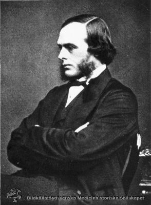 Joseph Lister
Tryckt bild (rastrerad), kanske ett korrekturavdrag. Påskrift: "Aseptik". Föreställer troligast lord Joseph Lister, aseptikens grundare.
Nyckelord: Aseptik;Joseph;Lister;Tryck;Kapsel 05