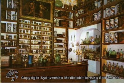 Gammalt kartusianskt apotek på Mallorca
Fotografiskt vykort till funktionärer på Medicinhistoriska Museet i Lund, Cecilia Carlén-Nilsson och Stella Thulin. Tryck på vykortet:
"1050 - Mallorca - Valldemossa Botica de los Cartujos - Ancienne pharmacie des Chortreux. - Old Carthusian pharmacy".
Med handstil: "Veberöd 12.12.1990. Där 'George Sand' och Chopin bodde. God Jul och Gott Nytt År önskar Margareta."
"Apotek"
Nyckelord: Apotek;Kartusianskt;Mallorca;Valldemossa;Chortreux;Carthusian;Cartujos