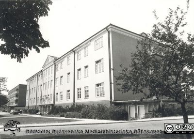 Lasarettet i Ystad. Gula huset.
Gula huset sett från sydost. I bakgrunden skymtar den nya byggnaden från 1961, som på bottenvåningen hade entré, café och apotek. I byggnaden fanns en kirurgavdelning och två medicinavdelningar. I anslutning fanns en byggnad för laboratorium, röntgen samt längre norrut operationsavdelning och BB-avdelning.
Så småningom inrymdes även en intensivvårdsavdelning (IVA) och en särskild mottagningsplats för allvarliga sjukdomsfall (via ambulans) och barnaföderskor.
