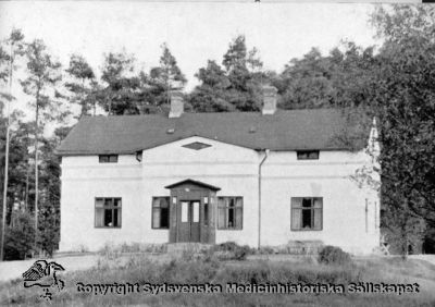 Epidemisjukstugan i Hässleholm från år 1905.
Med epidemisjukstugan på Galgberget får Hässleholm sitt första sjukhus 1905. Den stängdes 1928. Bildkälla: Lundin, A. S. (1963): Det var i Hässleholm det hände. Hässleholms kommun, Hässleholm, pp. 1-320, sid 251
Nyckelord: Hässleholm;epidemisjukstuga;sjukhus