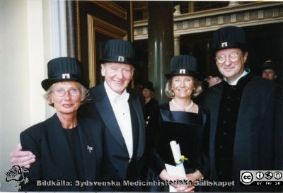 I universitets atrium vid doktorspromotionen i Lund 29 maj 1998.
Från vänster Margareta Crafoord Nilsson (nypromoverad hedersdoktor), Gunnar Sandberg (hedersdoktor 1990), Elisabeth Edholm Fernström ((nypromoverad hedersdoktor), Berndt Ehinger (promotor).
Nyckelord: Lund;Universitet,Hedersdoktor;Promotor;Promotion