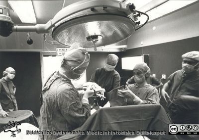 Ystad lasarett. Kejsarsnitt.
Operatör överläkaren Kjell Barlöw, assisterad av barnmorskan Marianne Eriksson (tvåa från höger). Medverkade gjorde även narkosläkare, operationssjuksköterska och operationsbiträde.
