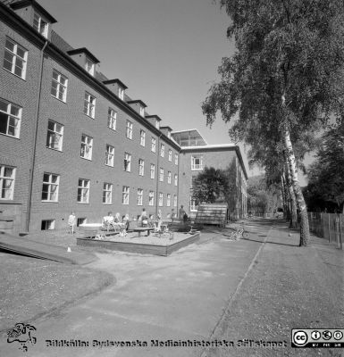 Lasarettet i Lund 1971. Reumatologiska klinikens söderfasad
Sjukhusfotograferna i Lund. Pärm Diverse tagningar. 1971, 1972, 1973. Exteriörer, lasarettsområdet juli 1971. Reumatologiska klinikens söderfasad. Från negativ.
Nyckelord: Lasarettet;Lund;Universitet;Universitetssjukhus;USiL;Reumatologisk;Klinik