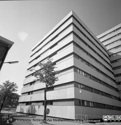 Lasarettet i Lund 971. Centralblockets flygel mot söder
Sjukhusfotograferna i Lund. Pärm Diverse tagningar. 1971, 1972, 1973. Exteriörer, lasarettsområdet juli 1971. Centralblockets flygel mot söder, sedd från marken i sydost om den. Ett hörn på blivande kvinnokliniken till vänster. Från negativ.
Nyckelord: Lasarettet;Lund;Universitet;Universitetssjukhus;USiL;Centralblocket