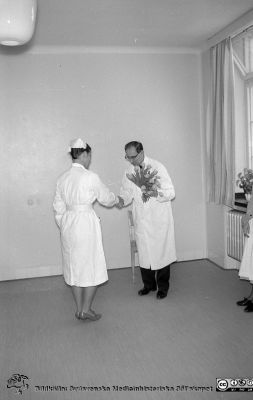 Albert Flaum vid sin avtackning 1961 på epidemisjukhuset i Lund
Sjukhusfotograferna i Lund. Pärm Diverse tagningar. 1971, 1972, 1973. Blad Flaum Epidemi 61 23. Alfred Flaum avtackas 1961. Foto på epidemisjukhuset. Från negativ.
Nyckelord: Lasarett;Lund;Universitet;Universitetssjukhus;USiL;Epidemi;Infektion;Klinik;Pensionering