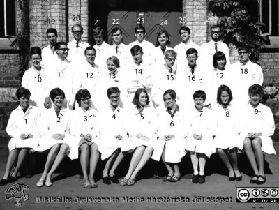 Medicinarkursen i kirurgi i Lund vårterminen 1968. Numrerad bild
1: Gunilla Wikström. 2: Britt-Marie Johansson Lindberg 3: Kristina Norell 4: Kristina Lindgren 5: Gunilla Jäderström 6: Barbro Areskog 7: Gunilla Grunning 8: Elisabeth Bengtsson Stigmar 9: Ann-Charlotte Bruzelius-Cederlund 10: Inga Mellbourn 11: Per Håkan Persson 12: Eibert Einarsson 13: Lena Gantelius 14: Kjell Komstedt 15: Göran Grip 16: Lars-Åke Johansson 17: Agneta Leijonhufvud 18: Bertil Kågedal 19: Jan Ekstrand 20: Per Broms. 21: Bengt Bengtsson 22: Björn Hultberg. 23: Tommy Alklint. 24: Charlotte Wiktorsson. 25: Karl-Göran Thorngren. 26 Ulf Stenevi.
Omärkt omonterat foto.
Nyckelord: Lund;Lasarett;Universitet;Universitetssjukhus;USiL;Utbildning;Kirurgi;Kurs;Kandidater;Medicine