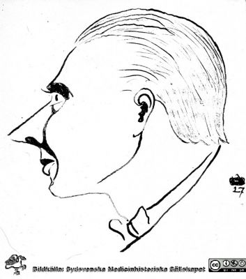 Fotoalbum märkt Histologikursen Ht. 1927 på första bladet.
Fotoalbum märkt Histologikursen Ht. -27 på första bladet. Det innehåller bilder från dåvarande histologiska avdelningen 
på anatomiska institutionen i Lund på Biskopsgatan 7. Bildtext "Svensson, H." . Bilden visar troligen en karikatyr av en kursdeltagare. Den är ritad av Gösta Nordlind, sign. "Koffert".  
Bildkälla Stiftelsen Locus Medicus Lundensis 230317. 
Nyckelord: Karikatyr;Universitet;Medicinska fakulteten i Lund;Histologiska avdelningen;Anatomiska Institutionen;Locus Medicus Lundensis;Medicine studerande