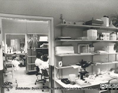 Lasarettet i Ystad. Laboratoriet medicinkliniken.
Laboratoriet som sorterade under medicinkliniken och fanns i byggnaden som uppfördes på 1960-talet. Personerna oidentifierade.
Nyckelord: laboratorium