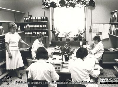 Lasarettet i Ystad. Laboratoriet medicinkliniken.
Från vänster: Brita Wester - lokalansvarig, Gunvor Jönsson, Lena Svensson, Maj-Lis Johansson och oidentifierad.
Nyckelord: laboratorium