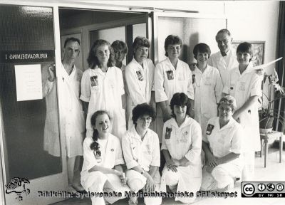 Lasarettet i Ystad. Kirurgiska kliniken.
Personal på kirurgiska kliniken avd 1
Övre raden från vä: Sven Lenninger, biträdande överläkare kirurgi; oidentifierad; Pia Fredsson; Anne Gun Nilsson; Marie Bernhoff, sekreterare; Barbro Steen, sjuksköterska, avdelningsföreståndare; Sten Nilsson, överläkare kirurgi, klinikchef; Marianne Rydén, sjuksköterska
Nedre raden från vä: Carin Holgersson; Lena Lindberg; Ingemo Svensson, undersköterska, sedan röntgensjuksköterska; oidentifierad
