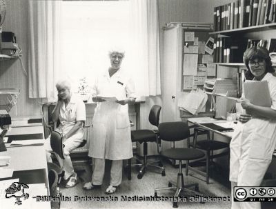 Lasarettet i Ystad. Medicinmottagningens expedition.
Medicinmottagningens expedition, troligen i byggnaden från 1961.
Från vänster: Ann Christin ?; Alice Hansson legendarisk undersköterska medicin, kirurgi och endoskopi; Barbro Andersson, sjuksköterska.
Nyckelord: Ystad
