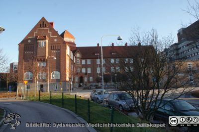 Universitetssjukhuset i Lund 2015
Direktionsbyggnaden, tidigare folkskoleseminarium. Den gula baracken till höger rymmer medicinmottagningar, fr.a. Hälsoenheten. Foto från väster.
Nyckelord: lLasarettet;Lund;Universitetssjukhus;USiL;Administration;Folkskoleseminarium;Hälsoenheten