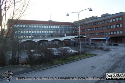 Universitetssjukhuset i Lund 2015
Gamla administrationsbyggnaden (klar 1960 och om byggd i flera etapper) från nordost. Byggnaden rymmer nu bl.a. apotek, patienthotell och ortopedteknisk verksatad.
Nyckelord: lLasarettet;Lund;Universitetssjukhus;USiL;Apotek;Ortopedi;Hotell