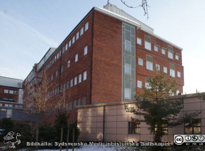 Universitetssjukhuset i Lund. Onkoogiska kliniken och strålbehandlingsavdelningen 
Onkologiska kliniken från nordväst, med strålbehandlingsavdelningen till höger i bild. Universitetssjukhuset i Lund. Foto 23 januari 2010, Berndt Ehinger
Nyckelord: Universitetssjukhus;Lasarett;Lund;USiL;SUS;Onkologi;Radiofysik;Forskning