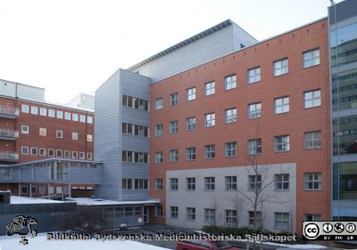 Universitetssjukhuset i Lund. Kampradhuset med onkologiska klinien till vänser i bilden.
Kampradhuset med förbindelsegång till onkologiska kliniken, Universitetssjukhuset i Lund. Foto 23 januari 2010, Berndt Ehinger
Nyckelord: Universitetssjukhus;Lund;Onkologi;Radiofysik;Forskning