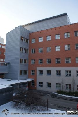Universitetssjukhuset i Lund. Kampradhuset med onkologiska klinien till vänster i bilden.
Kampradhusets sydvästra del, Universitetssjukhuset i Lund. Foto 23 januari 2010, Berndt Ehinger
Nyckelord: Universitetssjukhus;Lund;Onkologi;Radiofysik;Forskning