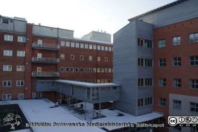 Till vänster norra sidan av Onkologiska Kliniken. Till höger Kampradhuset, med förbindelsegång till Onkologiska Kliniken. 
Universitetssjukhuset i Lund. Radiologiska / Onkologiska kliniken i Lund. Ursprungligen kallad Gustav V:s jubileumsklinik. Foto 23 januari 2010, Berndt Ehinger
Nyckelord: Universitetssjukhus;Lund;Onkologi;Forskning;Radiofysik