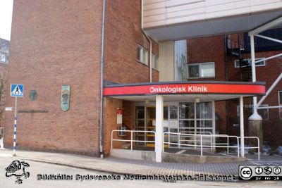 Entrén till onkologiska kliniken i Lund, tidigare Jubileumskliniken i Lund. 
Foto 2010-01-23, Berndt Ehinger.
Nyckelord: Universitetssjukhus;Lund;Radiologi;Onkologi;Entr