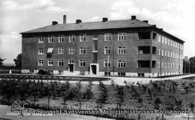 Länslasarettet i Hssleholm strax efter öppnandet 1938. 
Vykort. Bildkälla: Leif Carlsson, Helsingborg.
Nyckelord: Länslasarett;Hässleholm;Vykort;Exteriör;1938;Sjukhus; Lasarett; Leif; Carlsson