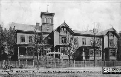 Ögonsjukhuset på Getebergsäng i Göteborg i början av 1900-talet
Gustaf Ahlströms ögonsjukhus på Getebergsängen i Göteborg. Från vykort avstämplat 1911. Bildkälla: Jan Westin, ett vykort inhandlat på en vykortsmässa någonstans.
Se också URL https://sv.wikipedia.org/wiki/Getebergs%C3%A4ng

Nyckelord: Ögonklinik;Ögonsjukhus;Göteborg