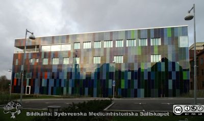 Söderfasaden på den alldeles nygbyygda strålbehandlingsavdelningen i Lund 23/11 2013
Gamla medicinkliniken (nu Hudhuset) speglar sig i glasfasaden. Foto Berndt Ehinger
Nyckelord: Lasarett;Universitetssjukhus;Lund;USiL;SUS;Onkologi;Strålbehandling