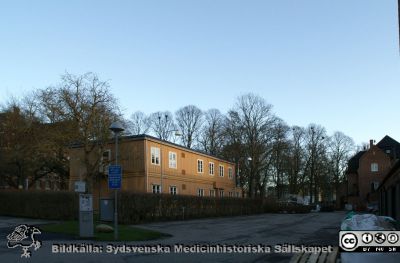 Universitetssjukhuset i Lund 2015
Baracken med telefonväxel mm vid rehabhuset, Universitetssjukhuset i Lund. Solnedgång. I bakgrunden Universitetsbiblioteket och Arkivmuseet.
Nyckelord: Lasarett;Lund;Universitet;Universitetssjukhus;USiL;Telefonväxel