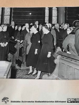 Sjuksköterskeinvigning i Allhelgonakyrkan i Lund 1965-02-25. 
Sjuksköterskeinvigning i Allhelgonakyrkan i Lund 1965-02-25. Rektor Iris Ståhlbåge, instruktionssköterska Gullan Lagnevik. Bakom dem syns Eva Ljunggren. 
Nyckelord: Invigning;Sjuksköterskor;SSSH