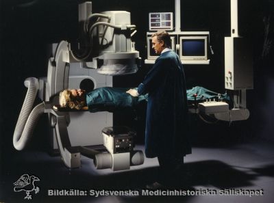 Röntgenutrustning i slutet på 1900-talet
Röntgen. Omonterat Foto. Röntgenundersökning i slutet på 1900-talet. Rimligen en reklambild.
Nyckelord: Röntgen;Utrustning;Undersökning;Kapsel 10
