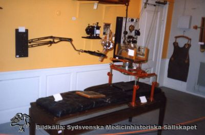 Utställning av gammal röntgenutrustning
Rimligen från samma utställning som närliggande bilder tagna 1992. Foto Omonterat
Nyckelord: Utrustning;Apparatur;Undersökningsrum;Omonterat foto;Röntgen;Utställningsbild;1900-talet;Kapsel 10