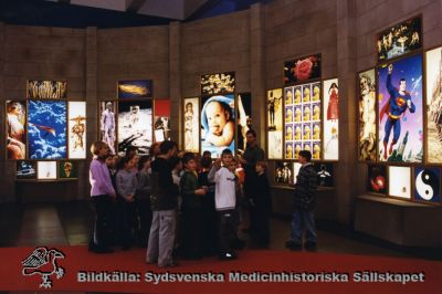 Tyska hygienmuseet i Dresden 2001
Medicinhistoriskt museum. Der imperfekte Mensch. Ausstellungsdokumentation Jan. - Feb. 2001. Deutsches Hygienemuseum Dresden. Copyright David Brandt. Foto Omonterat
Nyckelord: Dresden;Deutsches;Hygienemuseum;2001;Utställning;Människa;Imperfekt;museum;Medicinhistoria;Kapsel 10