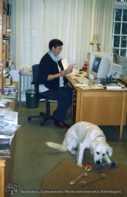 Anställd på medicinhistoriska museet i Lund år 2002, Intendent Pia Michelsen.
Mellersta fotot på affisch "MUSEI - FLICKOR". Sep. 2002. Affischen rymmer totalt tre foton. Foto Monterat. Pia Michelsen med hunden Igor.
Nyckelord: Lund;Museum;Medicinhistoriskt;2002;Monterat;Kapsel 10;Pia;Michelsen