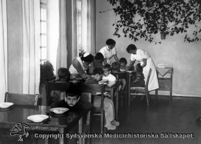 Barn på Vipeholms sjukhus i Lund
Barnpatienter, före 1964, på gamla barnavdelningen. Den nya tillkom 1965.  Stämpel: VIPEHOLMS SJUKHUS LUND. Foto Omonterat
Nyckelord: Vipeholm;Barnpatienter;Gamla;Barnavdelning;Foto;Omonterat;Kapsel 14