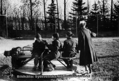 Barnpatienter på en karusell i en rastgård på Vipeholms sjukhus
Vipeholm Barnpatienter. Rimligen andra halvan på 1900-talet. Foto, omonterat
Nyckelord: Karusell;Vipeholm;Personal;Barnpatienter;Foto;Omonterat;Kapsel 14