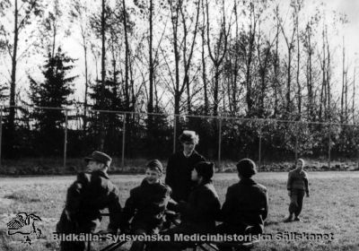 Barnpatienter åker karusell på rastgård
Vipeholm Barnpatienter på rastgård. Foto, omonterat. Rimligen andra halvan på 1900-talet.
Nyckelord: Kapsel 14;Foto;Omonterat;Karusell;Rastgård;Barnpatienter;Vipeholm