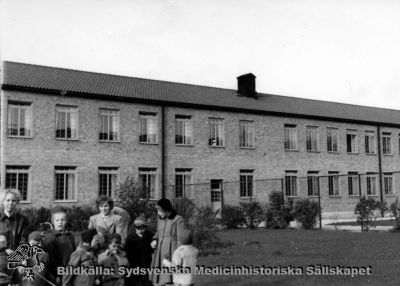 Gammal barnpaviljong, från c:a 1965
Vipeholm Barnpatienter. Foto, omonterat
Nyckelord: Kapsel 14;Omonterat;Foto;Barn;Barnpatienter;Barnpaviljong;Gammal