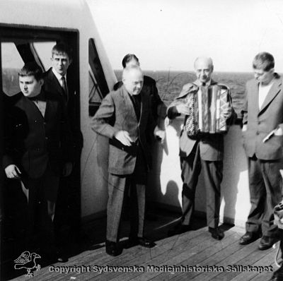 Vipeholmspatienter på utfärd till Tyskland 1964
Åke (möjligen överstruket), Inga Britt (möjligen överstruket). Vipeholm utflykter. Tysklandsutfärd år 1964,  från vänster: Per Arne Kvickström, Karl Dahl, Fredriksson, Helge Au..? (bakom) ? spelar dragspel, Björn.  Foto Omonterat
Nyckelord: Foto;Omonterat;Utflykt;Vipeholm;Kapsel 14;Tyskland;Per;Arne;Kvickström;Karl;Dahl;Fredriksson;Helge;Björn;Dragspel