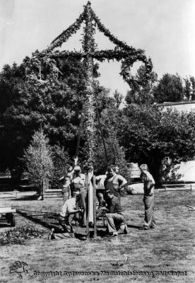 Midsommarfirande med vipeholmare
Vipeholm utflykter. Foto Omonterat
Nyckelord: Omonterat;Foto;Kapsel 14;Utflykt;Vipeholm;Midsommarstång;Midsommar