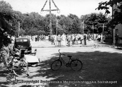 Midsommarfirande med vipeholmare 1956
4. 66, Vipeholm fester. Sommaren 1956. Tryck: Agfa - Brovira. Foto	Omonterat
Nyckelord: Omonterat;Foto;Kapsel 14;Fest;Midsommar;Vipeholm;1956